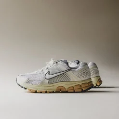 Nike Wmns Zoom Vomero 5