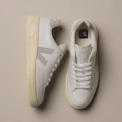 Veja V-12 Leather